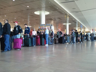 Long lines at Ben Gurion Airport (Photo: Eli Elgarat) (Photo: Eli Elgarat)
