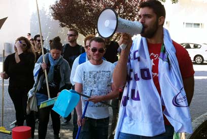 סטודנטים בעמק יזרעאל מפגינים למען עובדי הקבלן (צילום: שי רובין) (צילום: שי רובין)