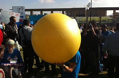 ההפגנה מול הכנסת. "הכדור עובר למערכת הפוליטית" (צילום: מועצת יש"ע) (צילום: מועצת יש