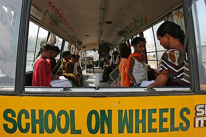 כותבים על לוחות, סופרים עד 200. ילדים באוטובוס-בית-ספר (צילום: רויטרס) (צילום: רויטרס)