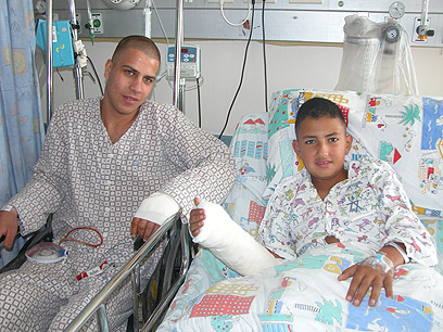 מוחמד ואיברהים בבית החולים (צילום: עינב הדרי, דוברת בית חולים נהריה) (צילום: עינב הדרי, דוברת בית חולים נהריה)