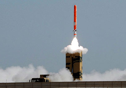 ניסוי בשיגור טיל שמסוגל לשאת ראש נפץ גרעיני בפקיסטן (צילום: EPA) (צילום: EPA)