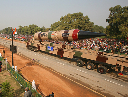 טיל שמסוגל לשאת נשק גרעיני מוצג לראווה בהודו (צילום: Gettyimages) (צילום: Gettyimages)