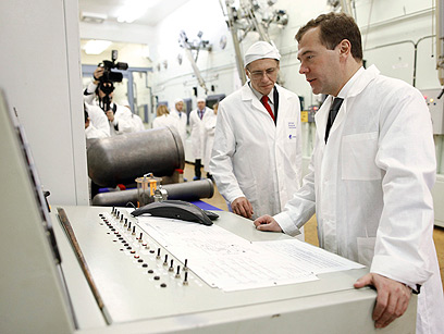 מתנגד לסבב סנקציות נוסף. מדבדב במכון מחקר גרעיני ברוסיה (צילום: רויטרס) (צילום: רויטרס)
