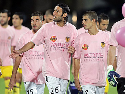 השחקנים עלו בחולצות ורודות למען מודעות לסרטן השד (צילום: ראובן שוורץ) (צילום: ראובן שוורץ)