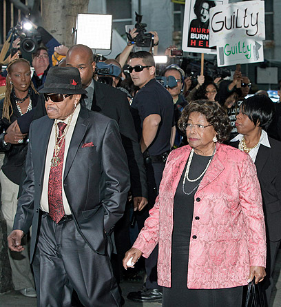ג'ו וקתרין, הוריו של מייקל ג'קסון, מגיעים לבית המשפט (צילום: AP) (צילום: AP)