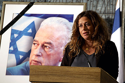 נועה רוטמן לצד תמונת יצחק רבין ז"ל  (צילום: AFP) (צילום: AFP)
