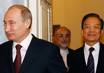 שר החוץ האיראני מאחורי פוטין וראש ממשלת סין. שומרים עליו (צילום: רויטרס) (צילום: רויטרס)