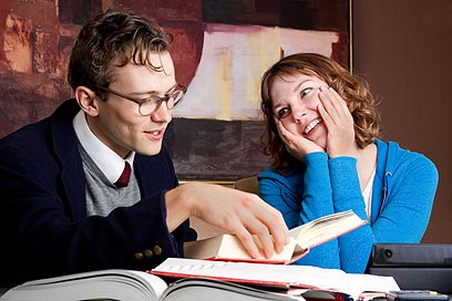 ספרייה היא מקום נהדר להכיר או להתחיל עם אנשים מהלימודים (צילום: shutterstock) (צילום: shutterstock)
