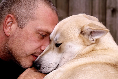 מערכת יחסיו עם הכלב מזכירה מערכת יחסים עם אישה? (צילום: Shutterstock) (צילום: Shutterstock)