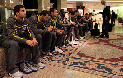 שחקני מכבי ת"א מתרגלים לשטיחים הטורקים (צילום: מור שאולי) (צילום: מור שאולי)