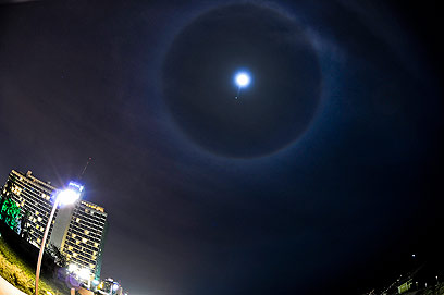 הירח והטבעת שמסביבו. "איזה עיגול מטורף" (צילום: אורי חיון ) (צילום: אורי חיון )