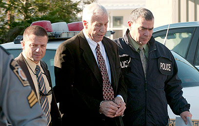 ג'רי סנדוסקי מובל למעצר. האוניברסיטה שילמה ביוקר (צילום: AP) (צילום: AP)
