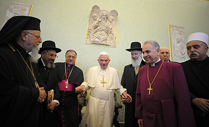 האפיפיור ואנשי הדת. "פתיחות לשיתוף פעולה עם בני אדם ממסורות שונות" (צילום: EPA) (צילום: EPA)