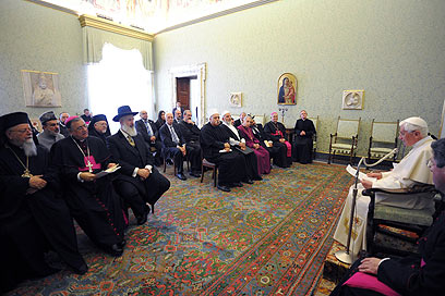 האפיפיור והנציגים. עסק גם ב"אלימות שהיא תוצאה של הכחשת האל"  (צילום: AFP) (צילום: AFP)