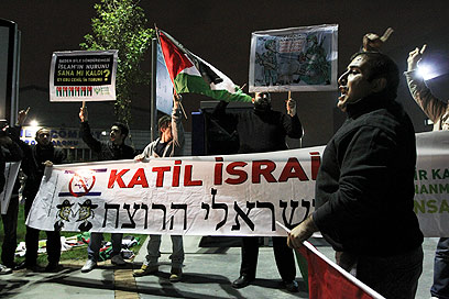 ההפגנה מחוץ לאולם, הערב באיסטנבול (צילום: מור שאולי) (צילום: מור שאולי)