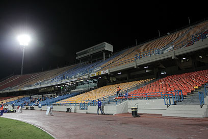 אצטדיון רמת גן. כמות הקהל במשחקי הנשים והגברים שונה כמובן (צילום: טל שחר) (צילום: טל שחר)