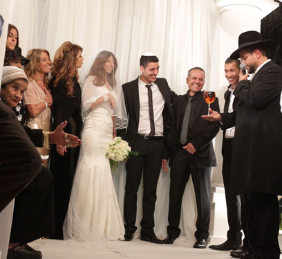 אלי וליהי טביב יחד עם הרב והחתן תחת החופה (צילום: ראובן שוורץ) (צילום: ראובן שוורץ)