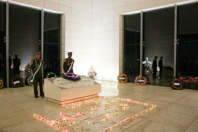 נרות זיכרון בקבר ערפאת ברמאללה (צילום: AP) (צילום: AP)