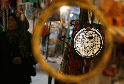 בחברון ערפאת הוא עדיין סמל וקמע, גם בשווקים (צילום: AFP) (צילום: AFP)