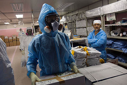 יושידה הצליח לשמור על מורל גבוה בזמן המשבר. עובדים בפוקושימה (צילום: רויטרס) (צילום: רויטרס)