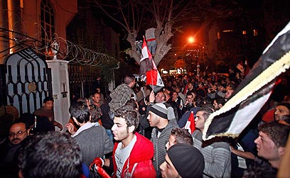 המפגינים צובאים על שערי שגרירות קטאר בדמשק (צילום: EPA) (צילום: EPA)