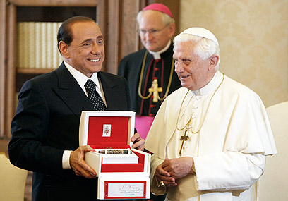 פאפא אל תטיף. ברלוסקוני והאפיפיור בנדיקטוס ה-16, 2008 (צילום: AP) (צילום: AP)