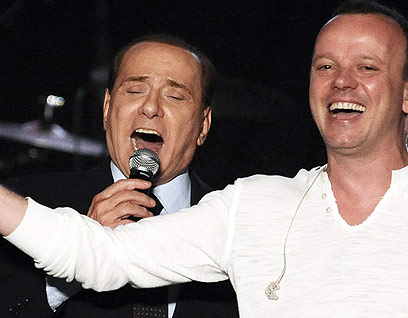 זמר נשמה. ברלוסקוני והזמר האיטלקי ג'יגי ד'אלסיו, 2011 (צילום: AP) (צילום: AP)