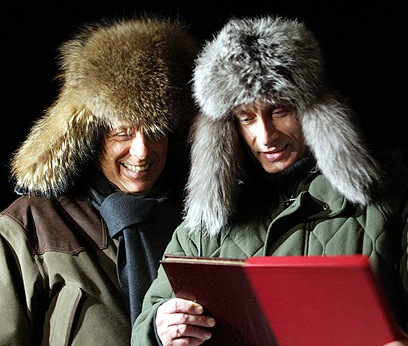 ולדי ואני. ברלוסקוני בחופשה ברוסיה עם רה"מ ולדימיר פוטין, 2003 (צילום: רויטרס) (צילום: רויטרס)