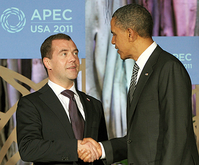 אובמה ומדבדב. הנשיא האמריקני מבטיח להמשיך להתייעץ עם עמיתו (צילום: AFP) (צילום: AFP)