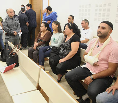 בני משפחתו של חזיזה באולם הדיונים: "הוא לא הרוצח" (צילום: מוטי קמחי) (צילום: מוטי קמחי)