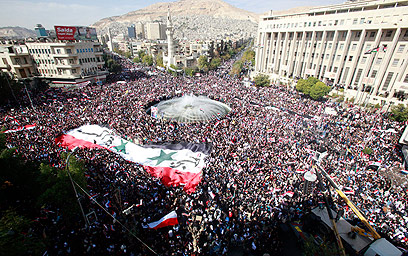 בקרוב יגיעו משקיפים של הליגה הערבית? הפגנת תמיכה באסד בדמשק (צילום: EPA) (צילום: EPA)