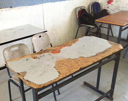 כך נראה שולחן באחת הכיתות בבתי הספר (צילום: עליאן אלעוברה) (צילום: עליאן אלעוברה)