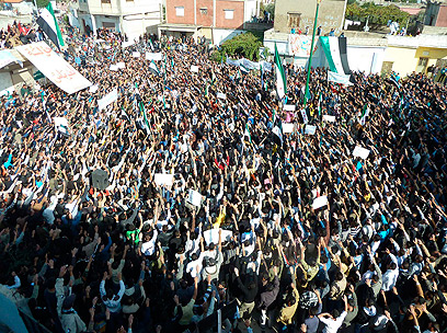 הפגנה נגד אסד. לא תהיה התערבות צבאית של המערב (צילום: רויטרס) (צילום: רויטרס)