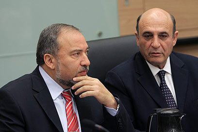 יו"ר הוועדה מופז והשר ליברמן (צילום: אלכס קולומויסקי, ידיעות אחרונות) (צילום: אלכס קולומויסקי, ידיעות אחרונות)
