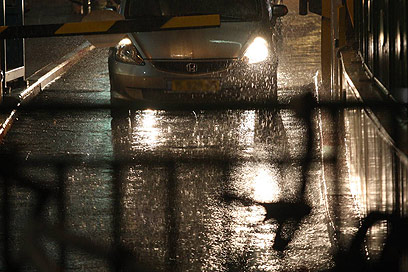רק אחרי שעזבת הופיע פתאום הגשם בתל אביב (צילום: מוטי קמחי) (צילום: מוטי קמחי)
