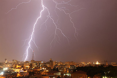 ברקים בשמי תל אביב  (צילום: ענבל שפריר) (צילום: ענבל שפריר)