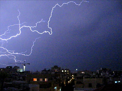 ברקים בשמי תל אביב (צילום: פול זרח) (צילום: פול זרח)