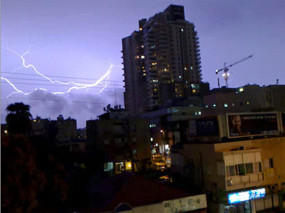 ברקים בשמי תל-אביב (צילום: לידר קלז) (צילום: לידר קלז)