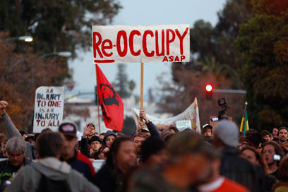 צועדים חזרה לכיכר. הפגנה באוקלנד (צילום: רויטרס) (צילום: רויטרס)