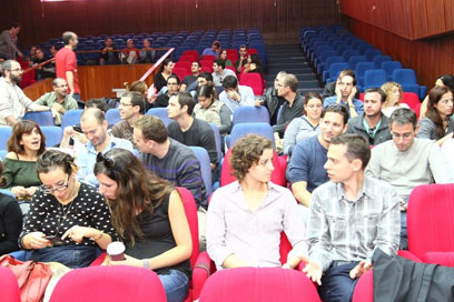 מפגש המתמחים בתל-אביב (צילום: אלי אלגרט) (צילום: אלי אלגרט)