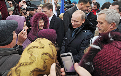 "נחשב כמי שמסוגל להביא ביטחון לרוסיה". פוטין במפגש עם אזרחים (צילום: AP) (צילום: AP)