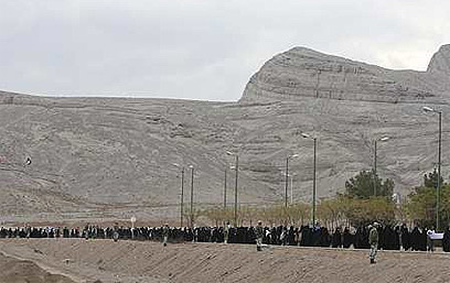 "מוות לישראל". שרשרת הסטודנטים מסביב לכור באיספהאן (צילום: AP) (צילום: AP)