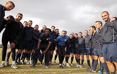 ביום שני בג'דיידה, בשבת משחק מול מכבי ת"א. שחקני עכו (צילום: ראובן שוורץ) (צילום: ראובן שוורץ)