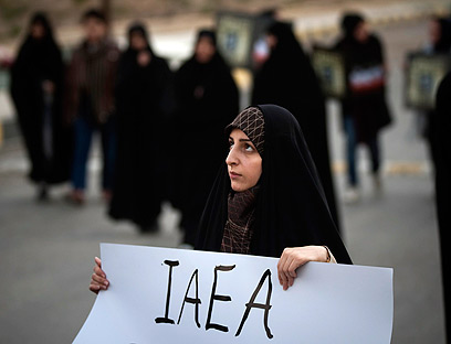 Iranians create human chain around uranium enrichment plant (Photo: Reuters)