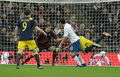 גארת' בארי כובש מול שבדיה. עוד 0:1 של אנגליה (צילום: AP) (צילום: AP)