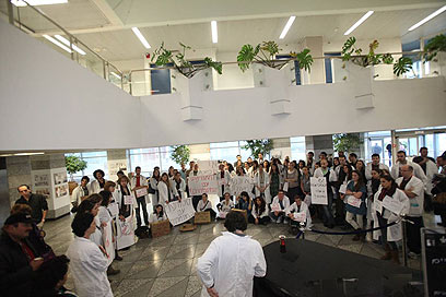 כ-40 סטודנטים לרפואה באיכילוב עזבו את המחלקות והפגינו בלובי בית החולים (צילום: מוטי קמחי) (צילום: מוטי קמחי)