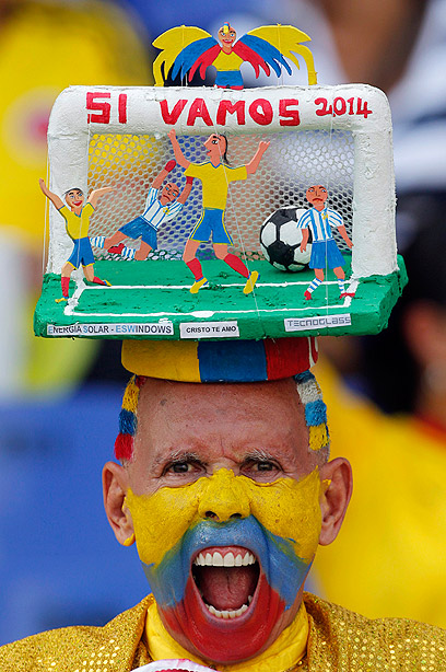 האוהדים הקולומביאנים נהנים ממספר 10 החדש של הנבחרת (צילום: AP) (צילום: AP)