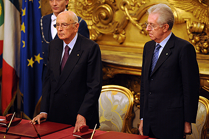 עידן חדש. מונטי (מימין) והנשיא נפוליטנו בטקס ההשבעה, היום ברומא (צילום: AFP) (צילום: AFP)