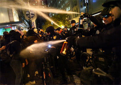 שוטרים יורים גז מדמיע בסיאטל (צילום: (AP Photo/seattlepi.com, Joshua Trujillo) (צילום: (AP Photo/seattlepi.com, Joshua Trujillo)